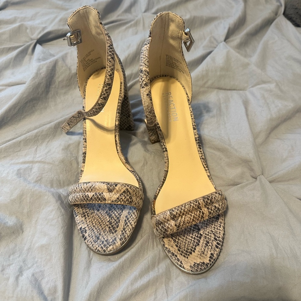 🔥 Kenneth Cole Reaction Lolita Snakeskin Strappy Heels – Size 7.5 🔥